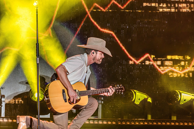 Dustin Lynch 33