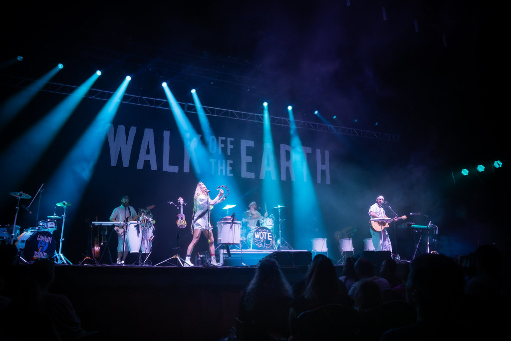 Walk off the Earth (16)