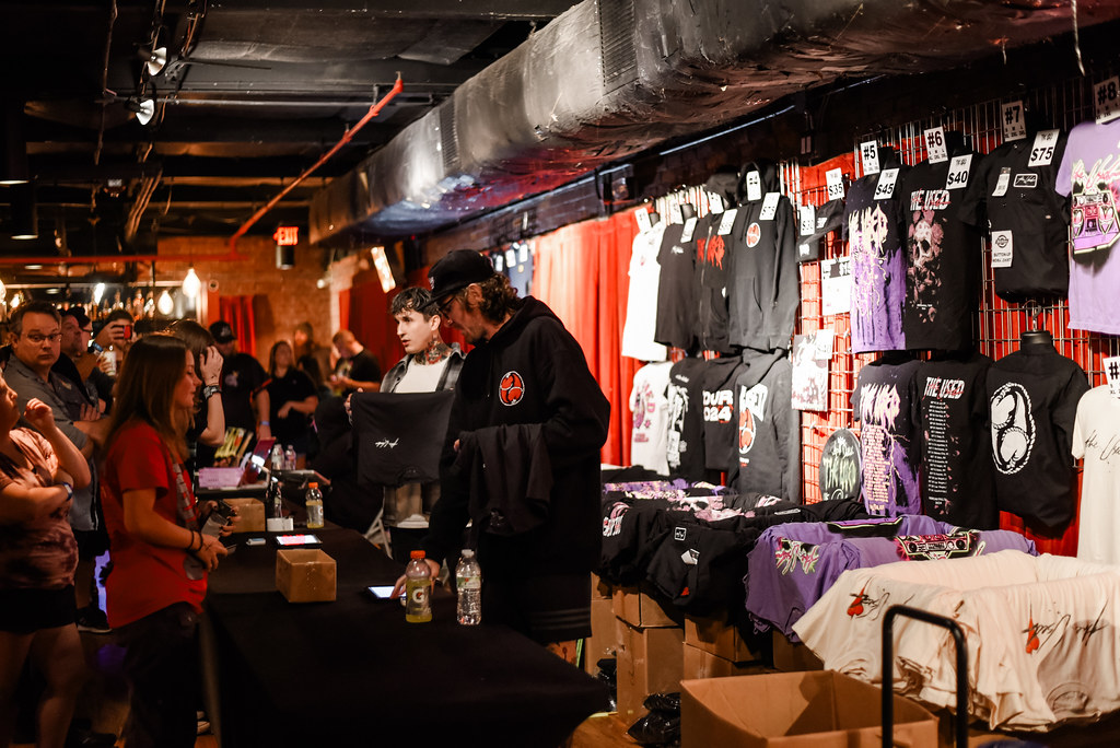 Fans_Merch